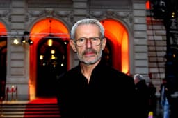 Lambert Wilson incarne Nicolas Flamel dans la série Harry Potter
