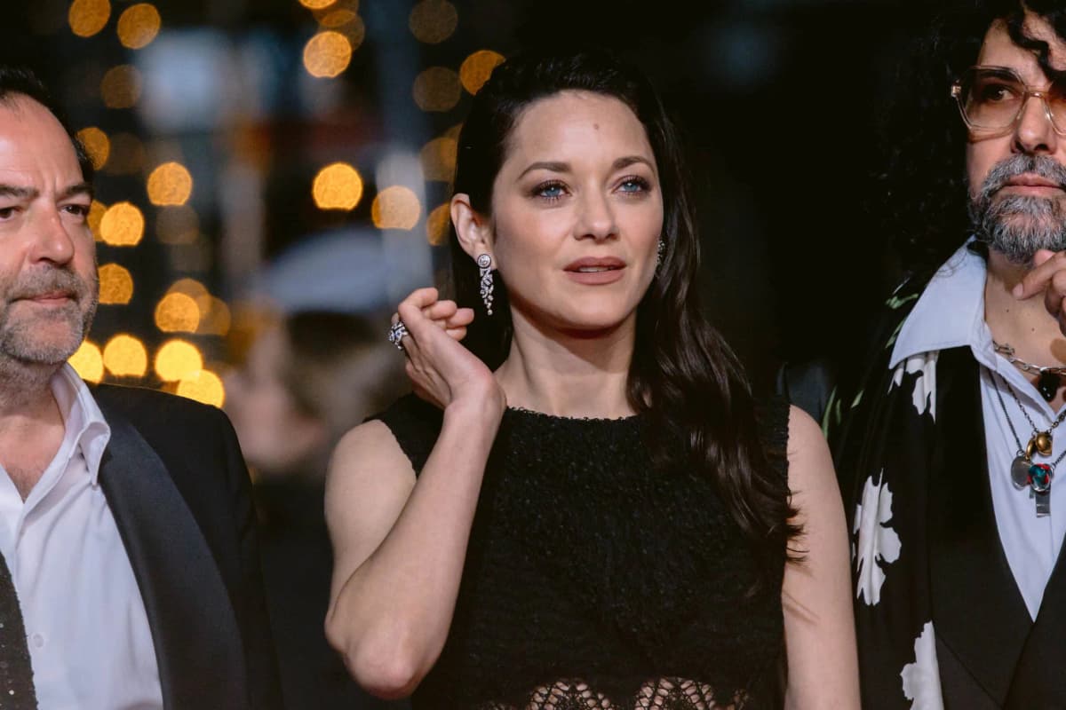 Marion Cotillard à Séoul : l’actrice de 50 ans adopte un look d’adolescente décontracté