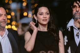 Marion Cotillard à Séoul : l’actrice de 50 ans adopte un look d’adolescente décontracté