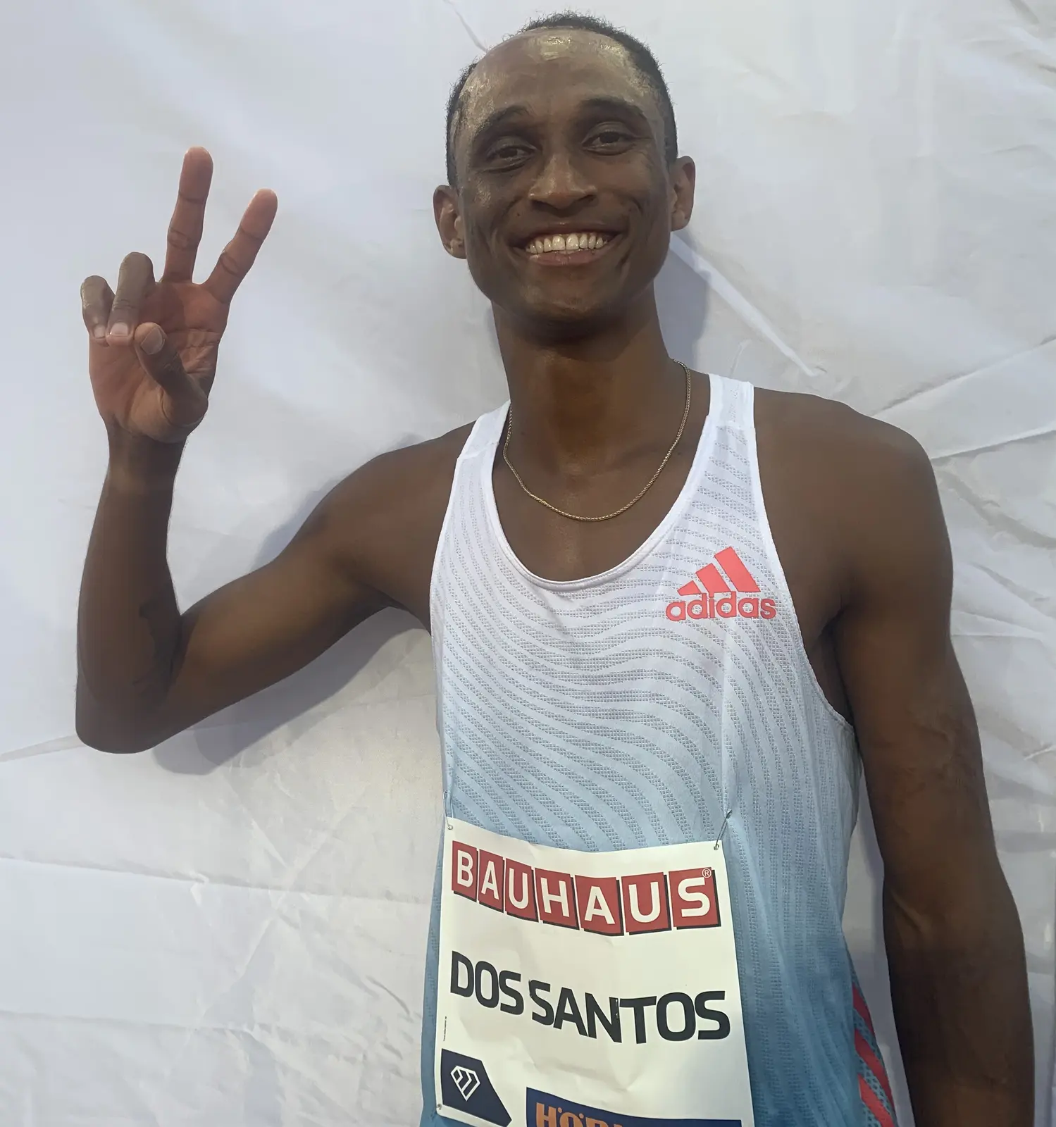 Alison dos Santos posant après une course en 2022