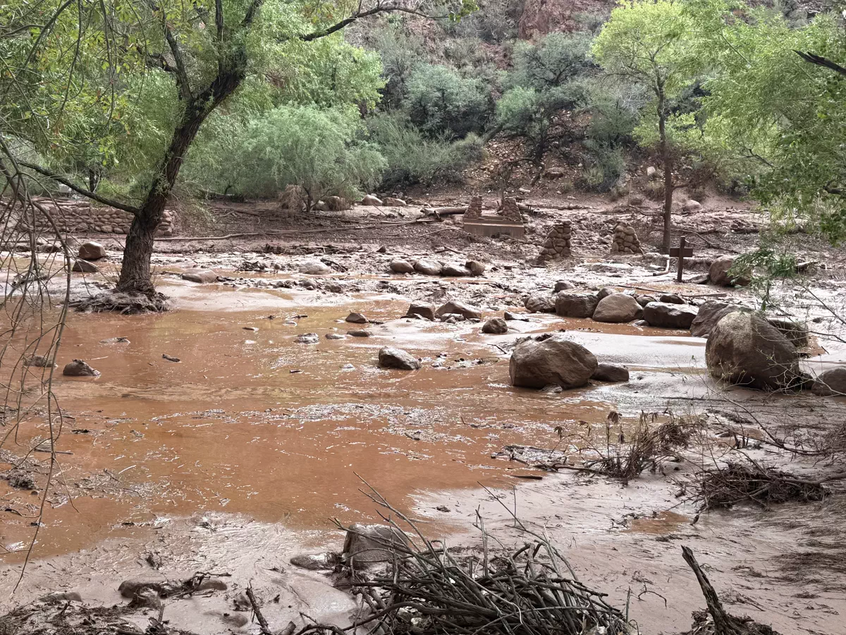 Dégâts après la crue soudaine du 29 août 2026 dans Bright Angel Canyon au Grand Canyon