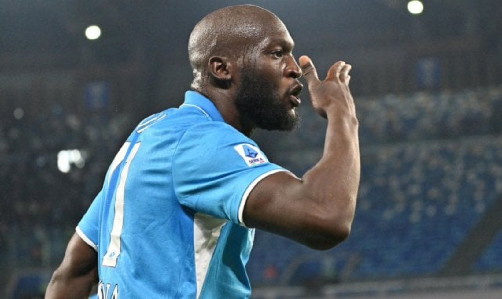 Napoli takes a tougher stance against Lukaku after his absence from training.