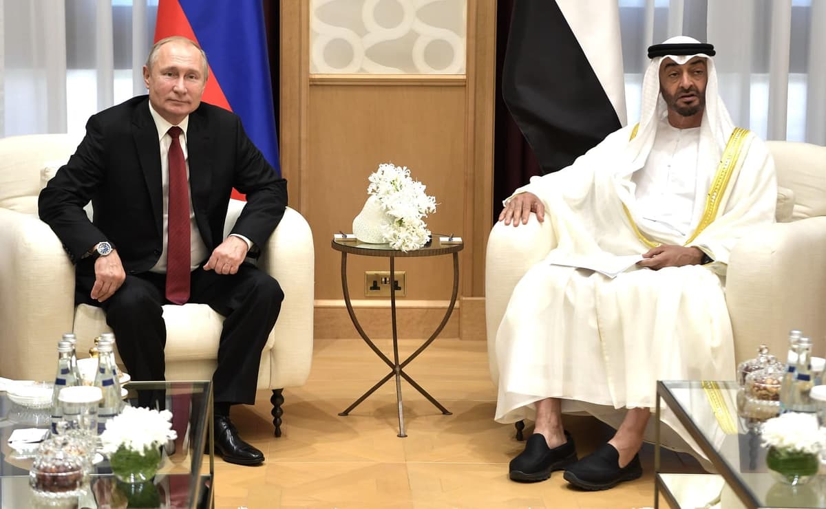 Le président des Émirats arabes unis Mohammed Al Nahyan en visite chez Vladimir Poutine a Saint-Pétersbourg