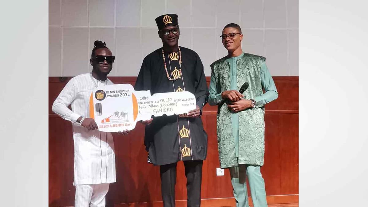 Bénin Showbiz Awards 2022: distingué « artiste de l’année » Fanicko remporte une parcelle de 8 millions FCFA
