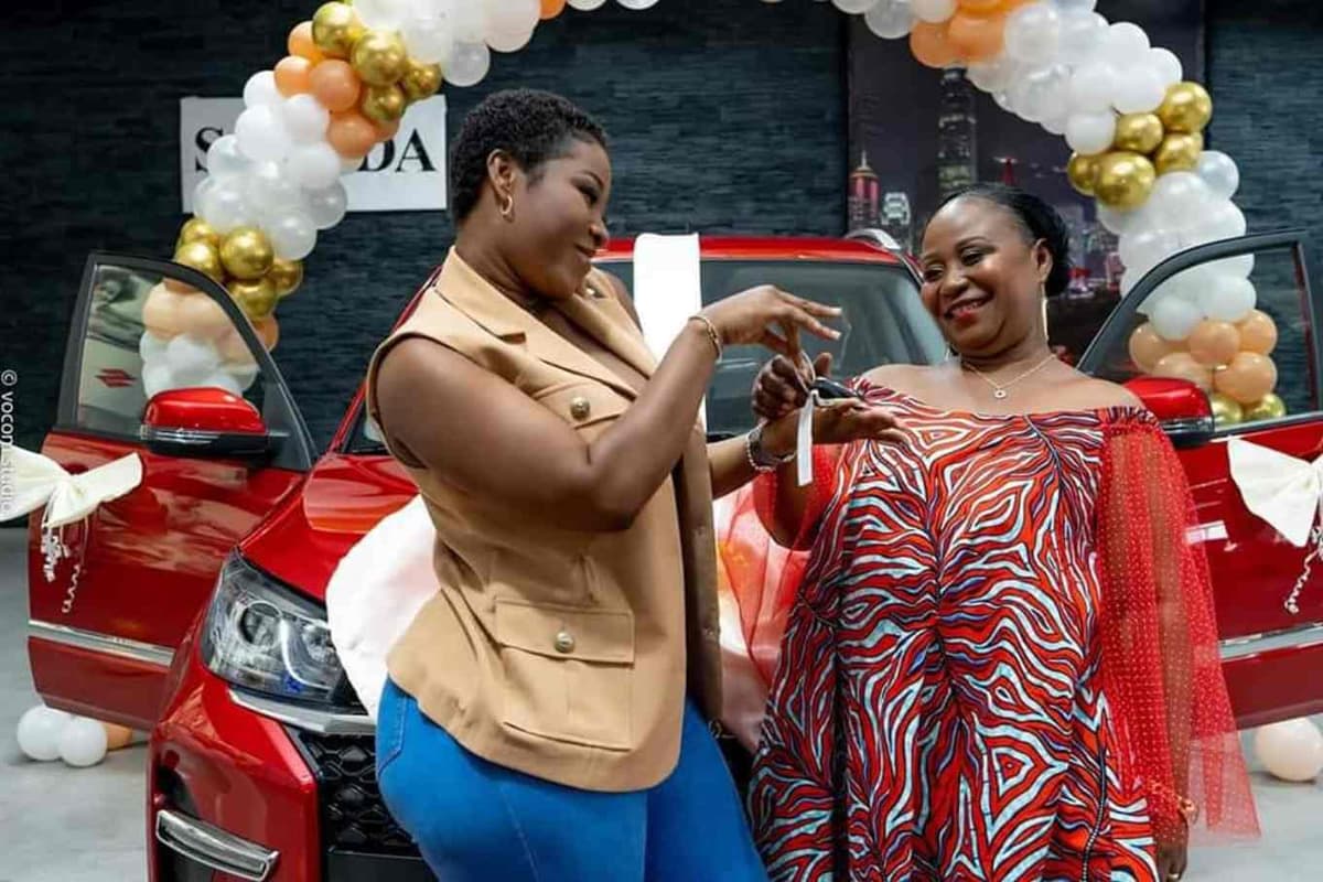 DJ Arafat: après la voiture, sa veuve Carmen Sama offre une villa de 70 millions à sa mère (vidéo)