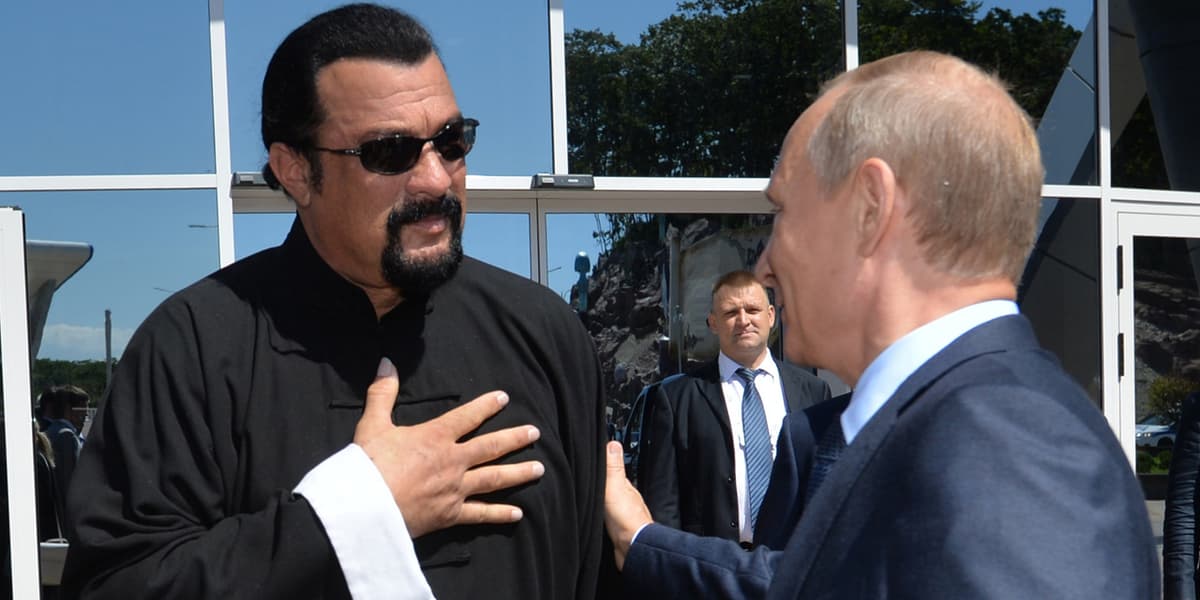 Vladimir Poutine décore l’acteur américain Steven Seagal