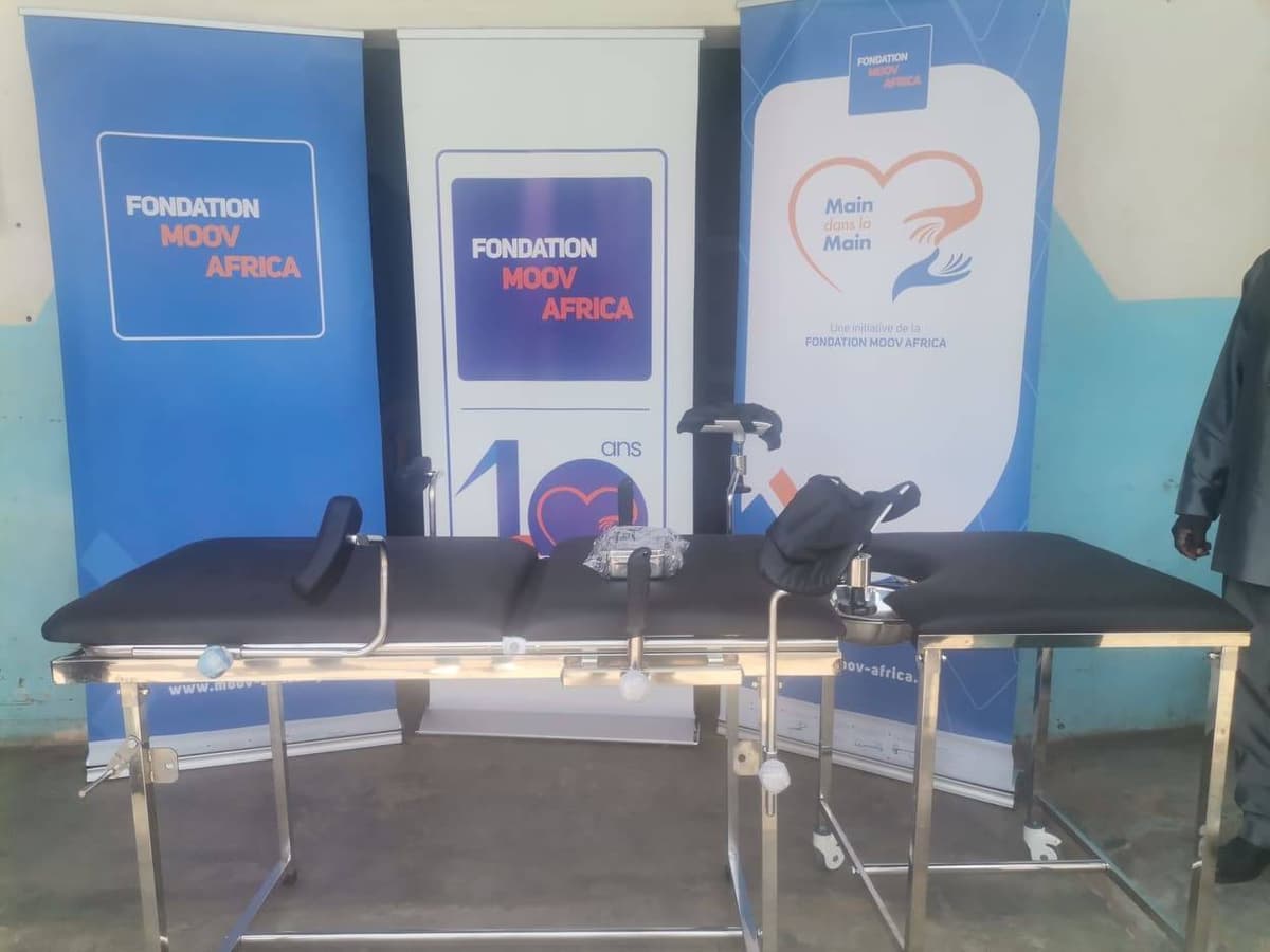 Bénin: la Fondation Moov Africa offre des tables d’accouchement à l’hôpital de Boko