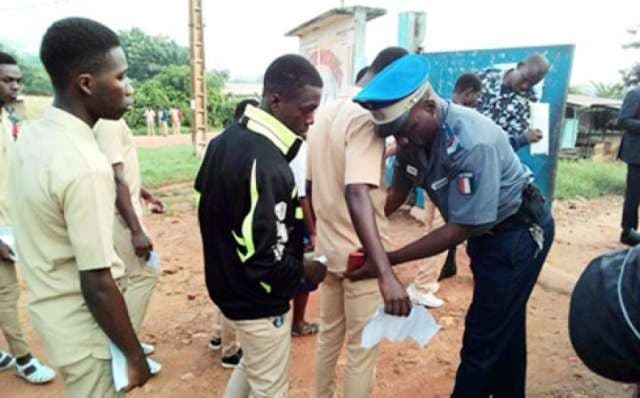 Côte d’Ivoire à€“ BAC 2023 : un enseignant surpris en train de communiquer les sujets à une candidate