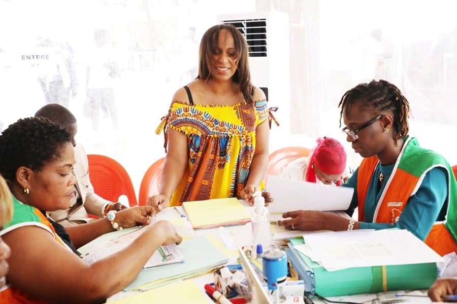 Côte d’Ivoire – Municipales 2023 : Yasmina Ouégnin dépose sa candidature à la CEI