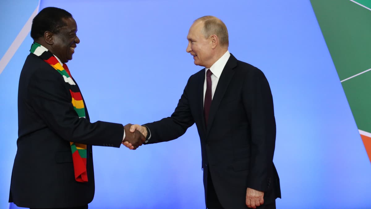 Sommet Russie-Afrique: Poutine offre un hélicoptère présidentiel au Zimbabwe