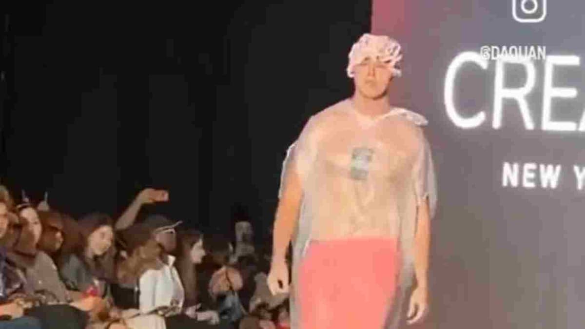 Fashion week de New York: un intrui vêtu d’un sac-poubelle débarque sur le podium (vidéo)