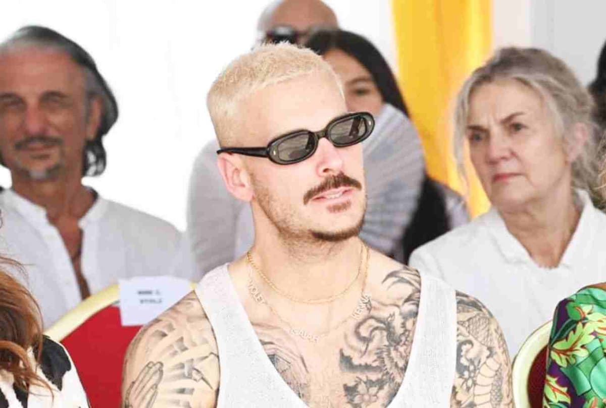 Matt Pokora en débardeur au Children Of Africa à Abidjan: gèné, le chanteur justifie son habillement