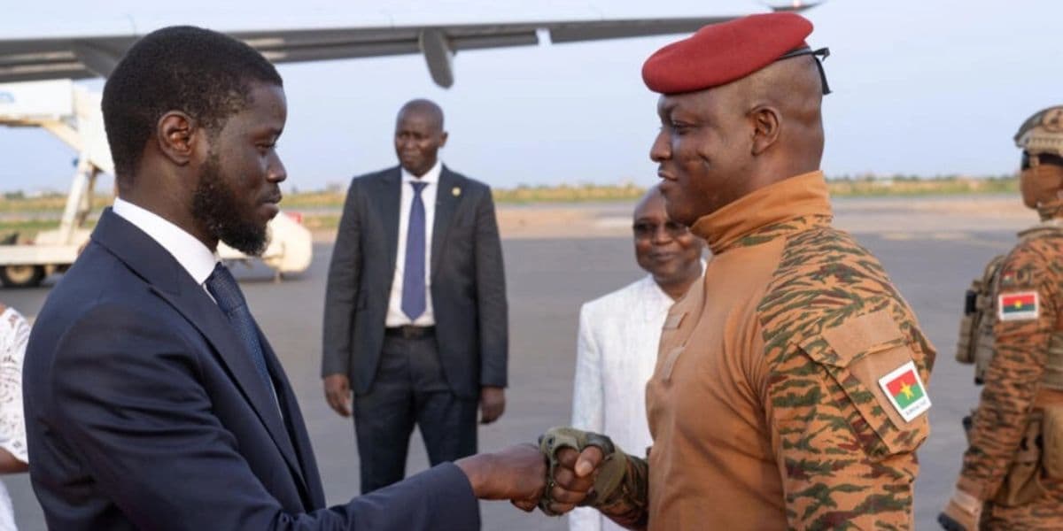 Diomaye Faye et le capitaine Ibrahim Traoré, à son arrivée à Ouagadougou, au Burkina Faso, le 30 mai 2024