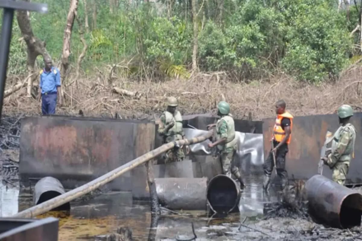 Nigeria: l’armée détruit 40 sites illégaux de raffinage de pétrole