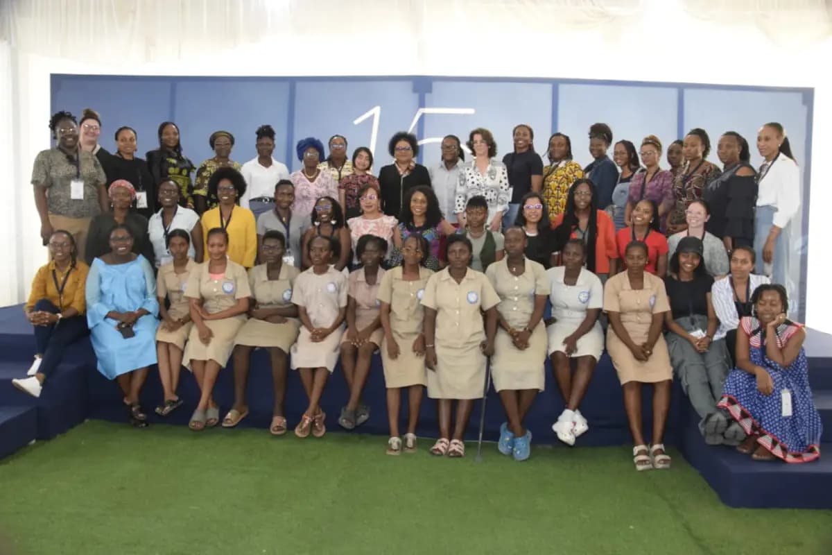 Promouvoir la femme dans la science: Une délégation de L’Oréal-UNESCO et du gouvernement en visite au CEG Gbégamey