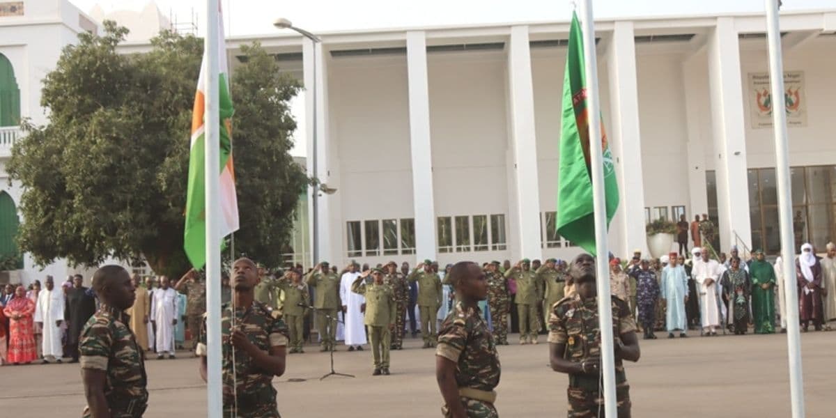 Niger: le palais présidentiel accueille la montée du drapeau de l’AES