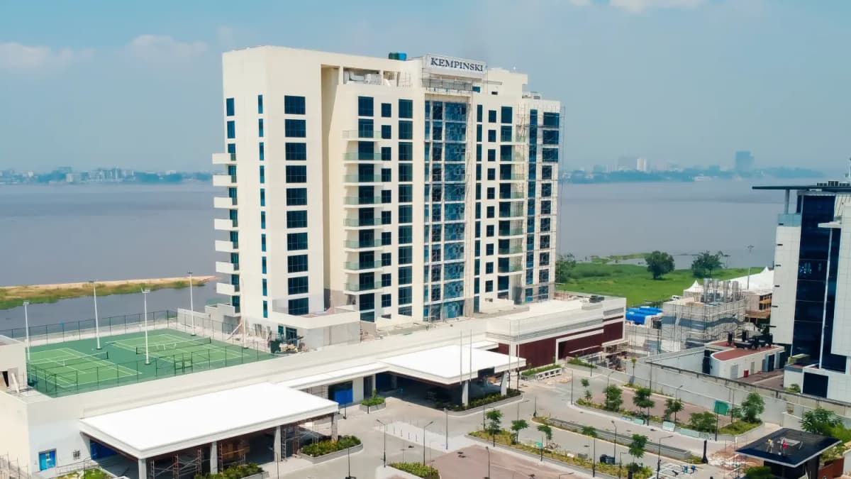 Un hôtel à 30 000 m² qui fait déjà parler : le Kempinski, hotel 5 étoiles, ouvre officiellement à Brazzaville