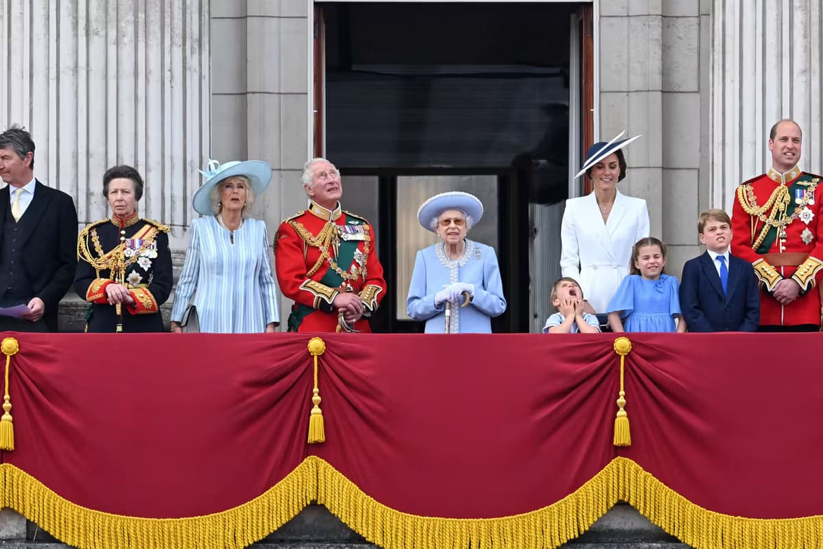 La reine acclamée au balcon de Buckingham pour les 70 ans de règne