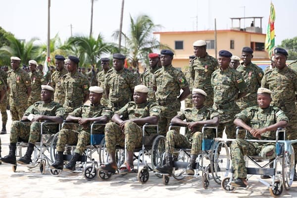 Au-delà des hommages, le contexte