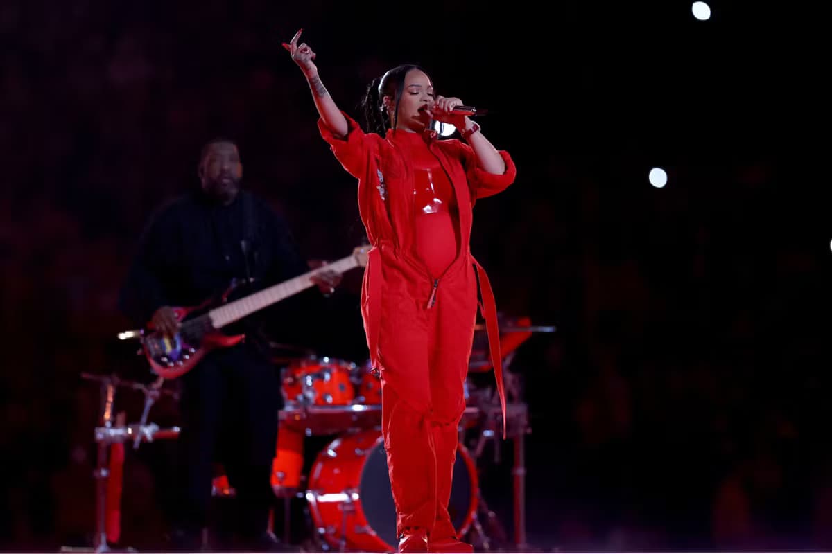 Rihanna, à nouveau enceinte, se produit sur scène