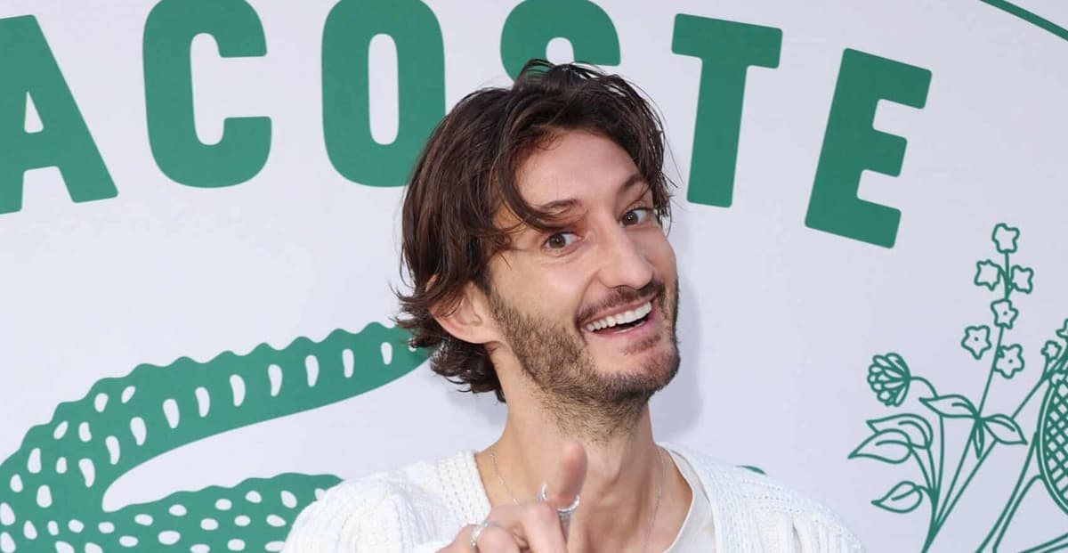 Pierre Niney retrouve sa prof de CM1 à l’avant-première de son nouveau film