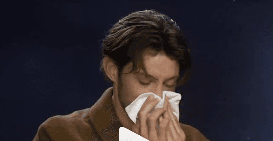 Pierre Niney : son mouchoir usagé vendu 100 000 euros aux enchères