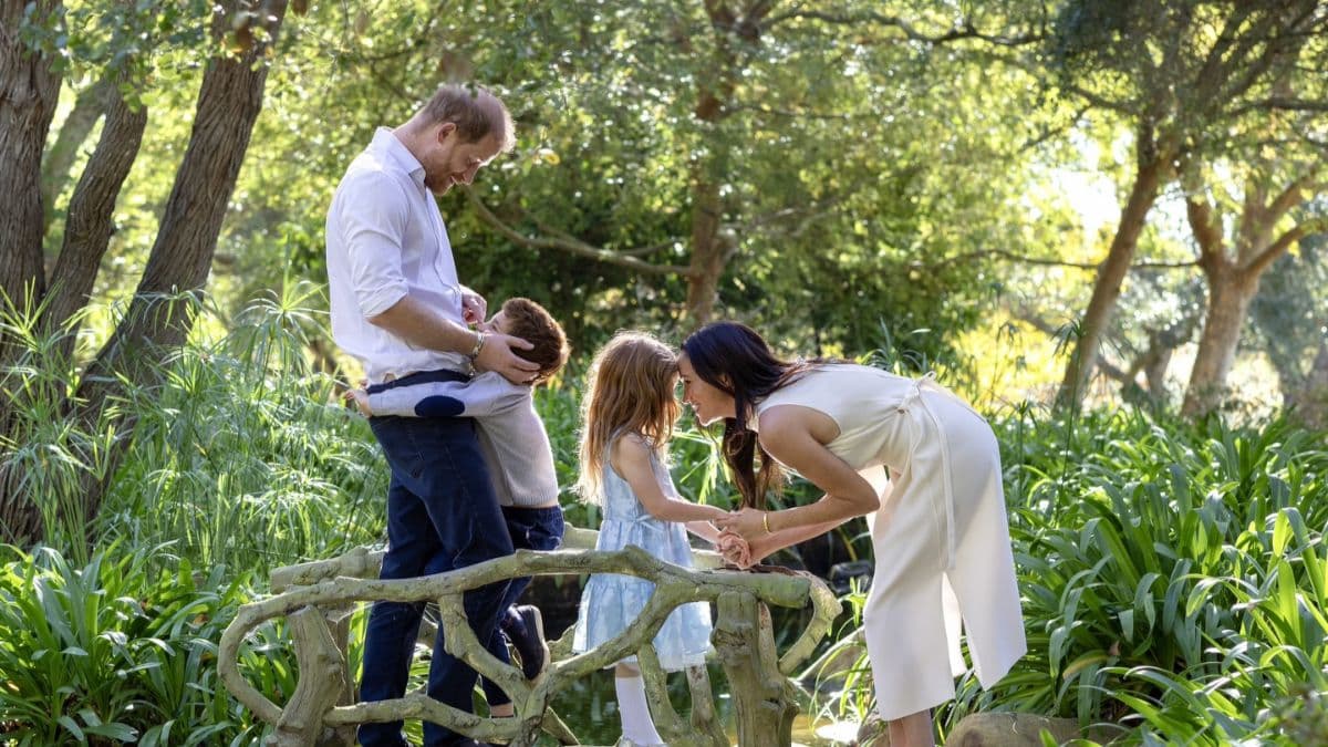 Meghan Markle et Harry présentent leurs vœux de Noël avec des images d’Archie et Lilibet