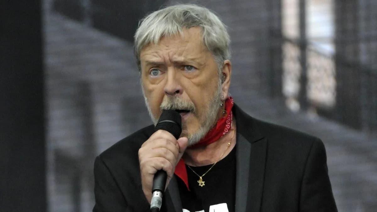 Renaud fustige Jean‑Jacques Goldman et les Enfoirés