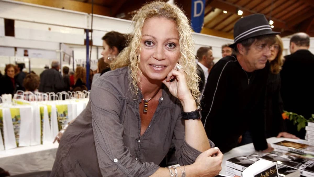 Raphaëlle Ricci et Élodie Frégé se disputent à propos d’un commentaire sur le physique