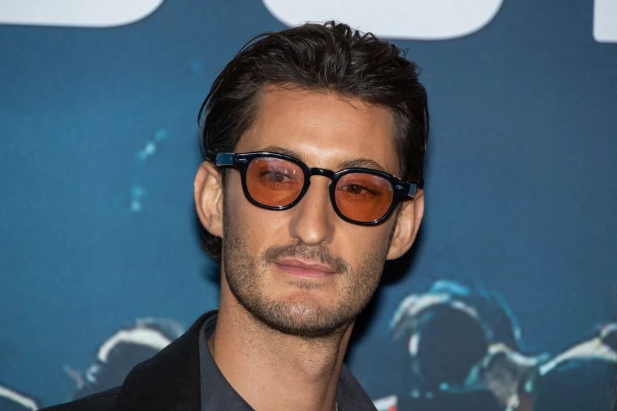 Un mouchoir usagé de Pierre Niney sur eBay dépasse 90 000€