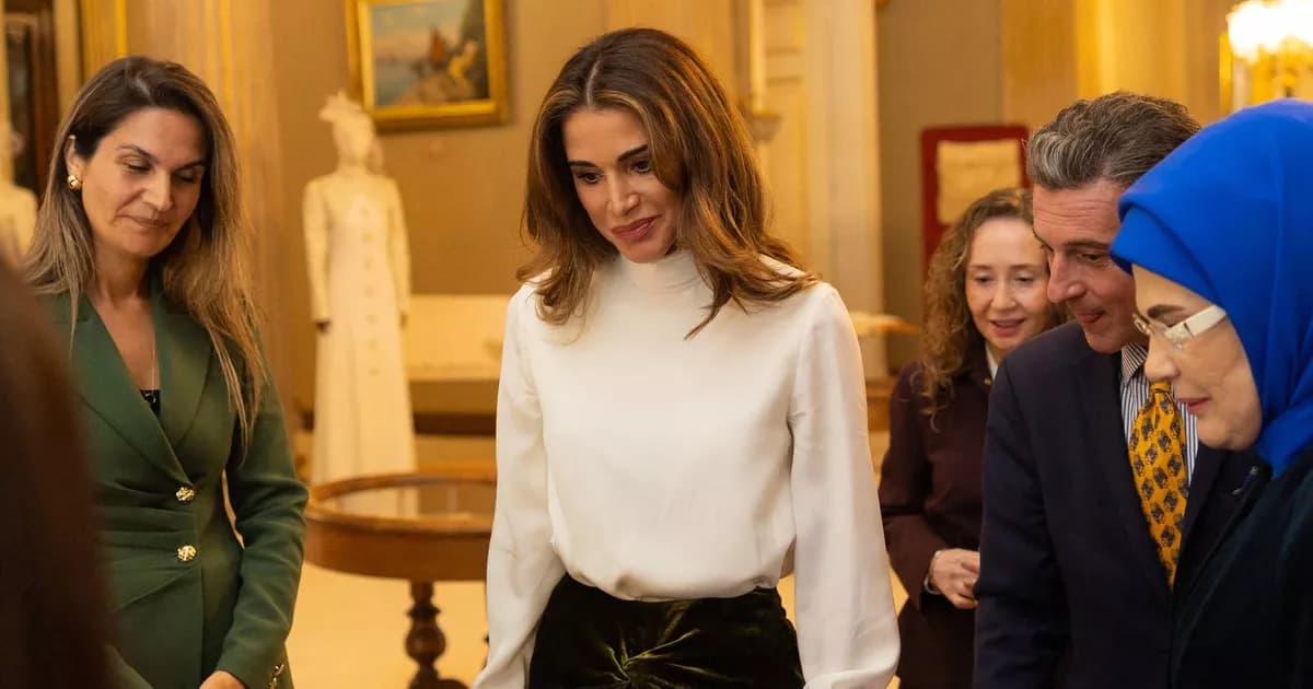 Rania de Jordanie en jupe en velours et col roulé blanc en Turquie