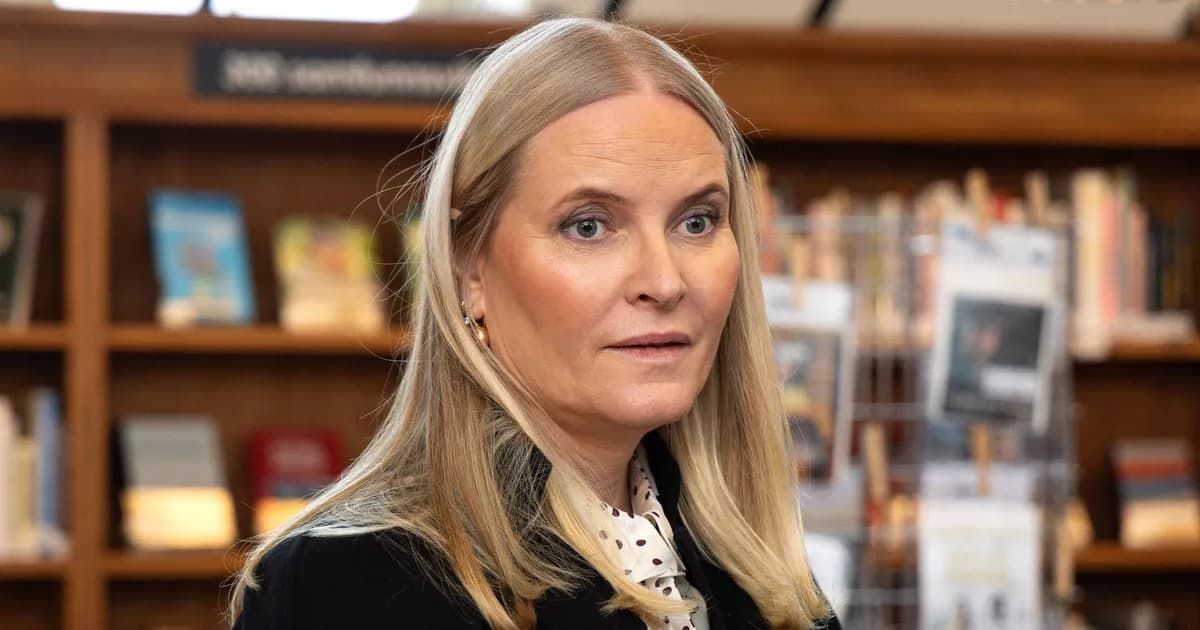 Mette-Marit de Norvège photographiée rendant visite à son fils en prison