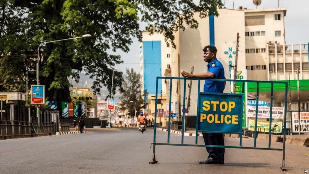 Sierra Leone : le secrétaire général du parti d’opposition APC inculpé et placé en détention