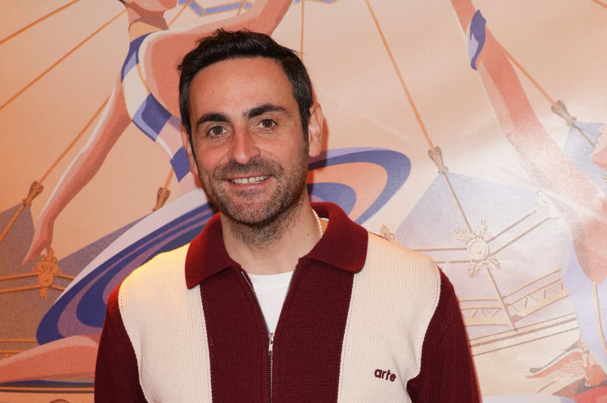 Camille Combal évite le « milieu de la télé » et les soirées du show‑biz