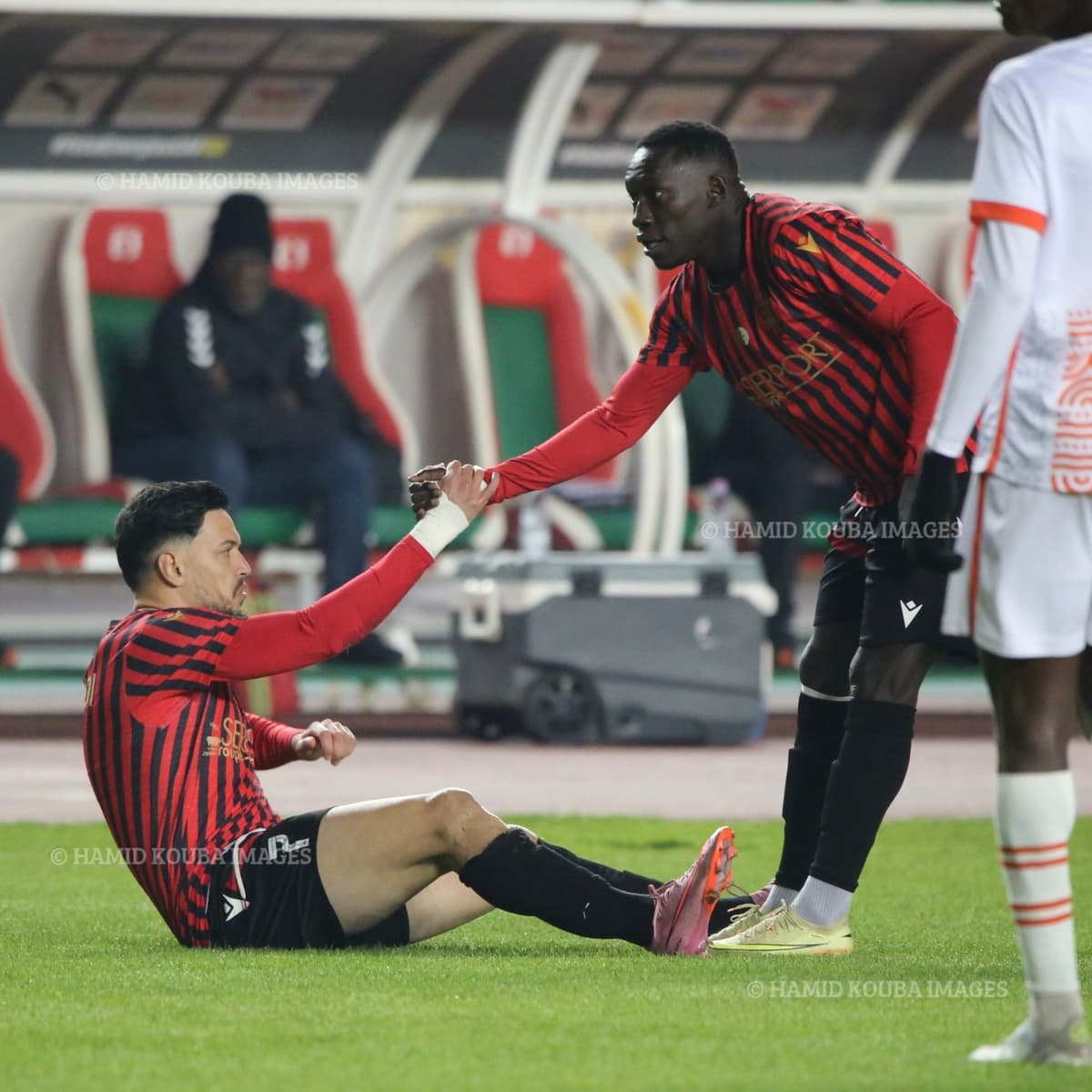 Djoliba 0-0 USM Alger: Touré touche la barre à la 41e