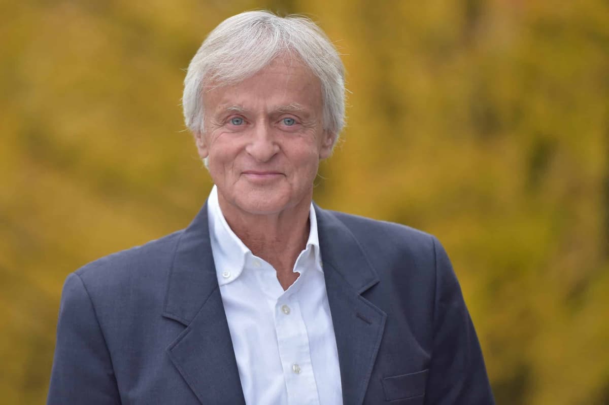 Dave critique la présence d’anciens de la Star Academy aux Enfoirés, la production répond