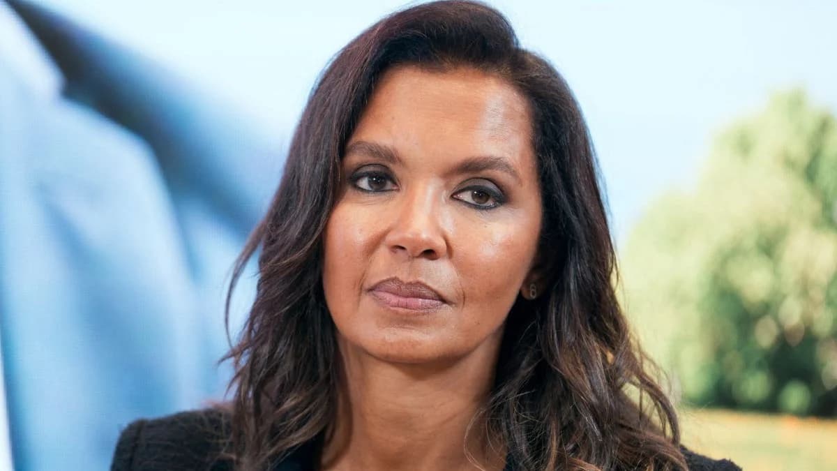 Karine Le Marchand conseille à Estelle Denis de ne pas trop se dénuder