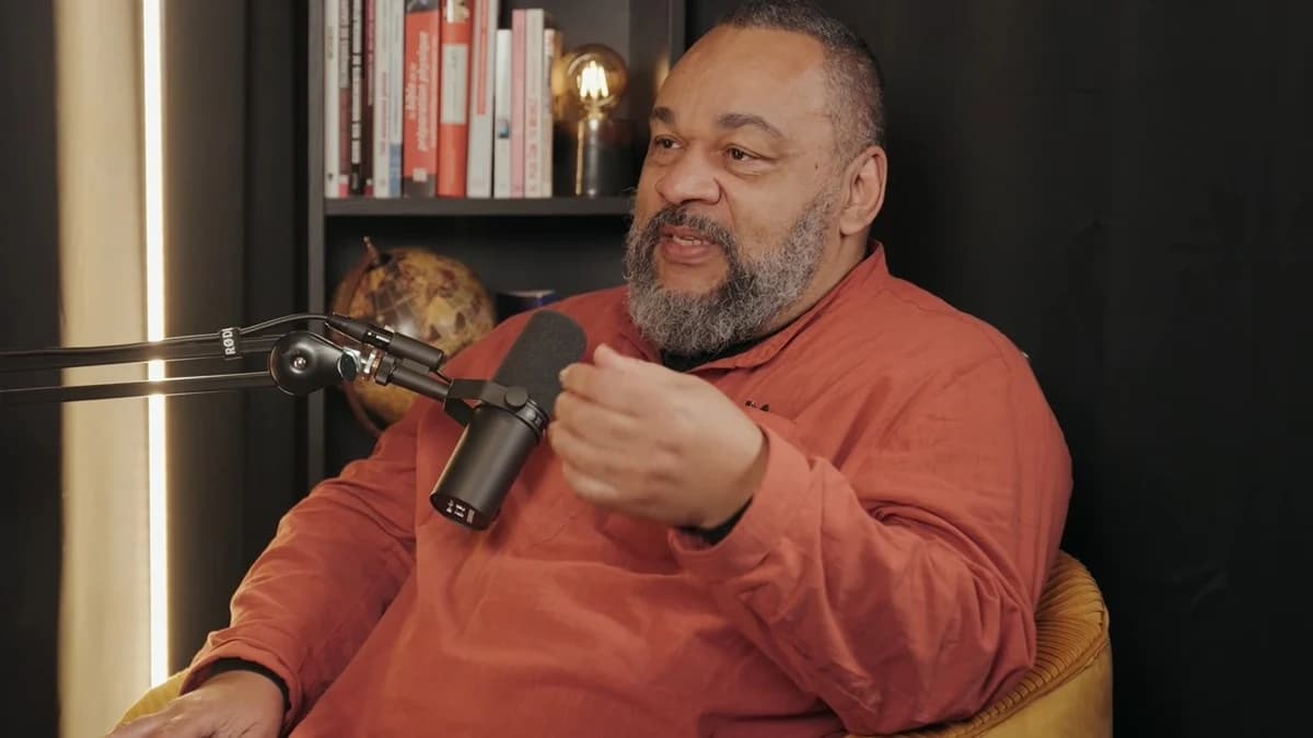 Dieudonné fustige son bracelet électronique