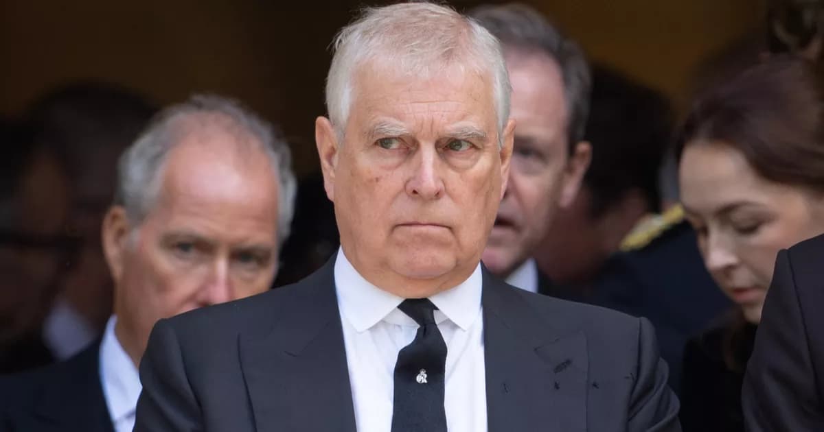 Une photo d’Andrew Mountbatten-Windsor accrochée au Louvre par des militants