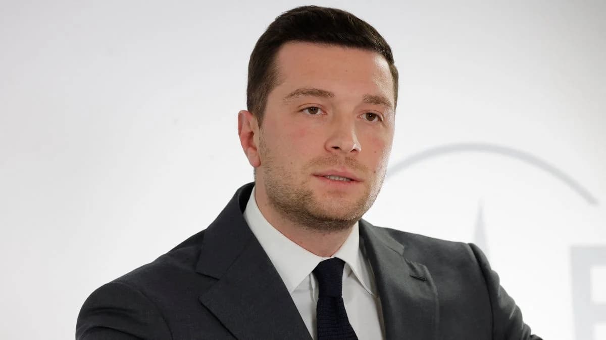 Jordan Bardella montre une photo de Gabriel Attal sur CNews