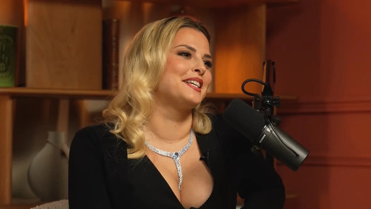 Kelly Vedovelli réagit à l’antenne à une punchline de Fianso