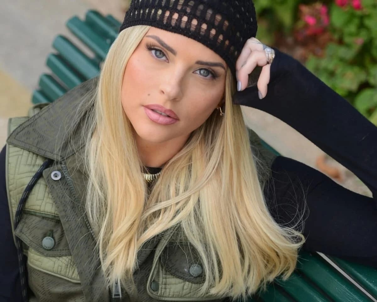 Kelly Vedovelli publie de nouvelles photos de son baby bump