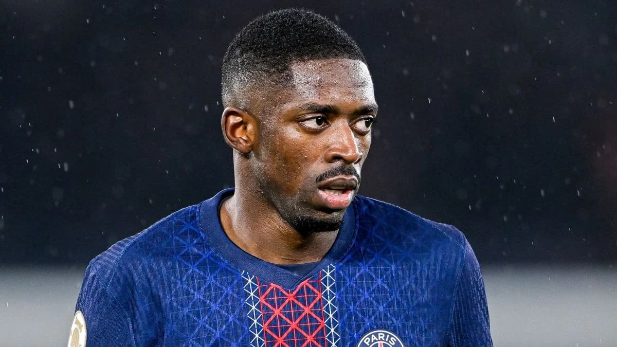 Ousmane Dembélé, nouvelle recrue des Enfoirés, fait rapidement demi‑tour sur le parking