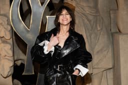 Charlotte Gainsbourg visée par des moqueries pour sa démarche au défilé Saint‑Laurent
