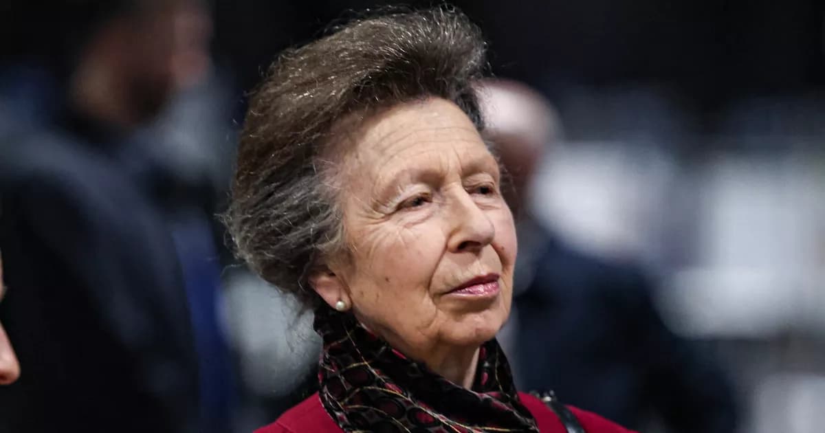 La princesse Anne ouvre les bras puis serre la main de Sione Tuipulotu à la remise du trophée