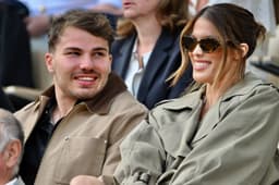 Iris Mittenaere et Antoine Dupont enlacés après la victoire du XV de France