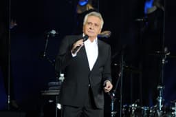 Michel Sardou et son épouse reçus par un restaurant à Bormes‑les‑Mimosas