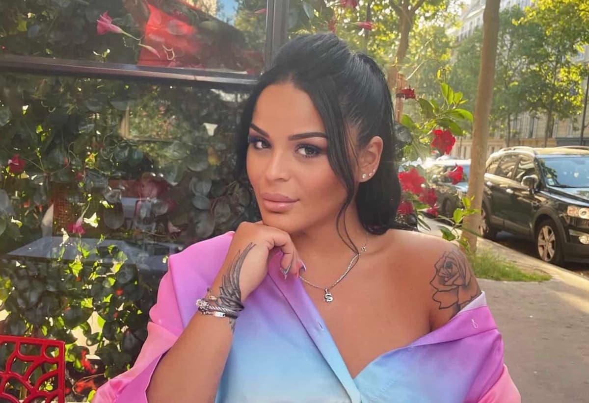 Sarah Fraisou menace de mettre fin à ses jours, secourue par des ambulanciers