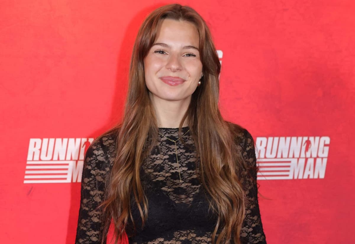 Anouk coincée par sa robe pendant la tournée Star Academy