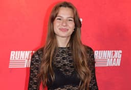 Anouk coincée par sa robe pendant la tournée Star Academy